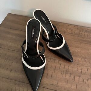 White House /Black Market Black shoe